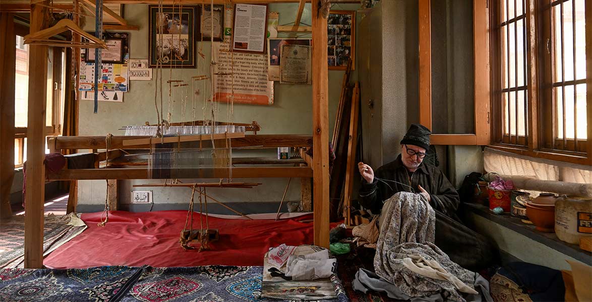 The Resilient Revival: How Kashmir’s Traditional Crafts Are Overcoming Challenges in 2025