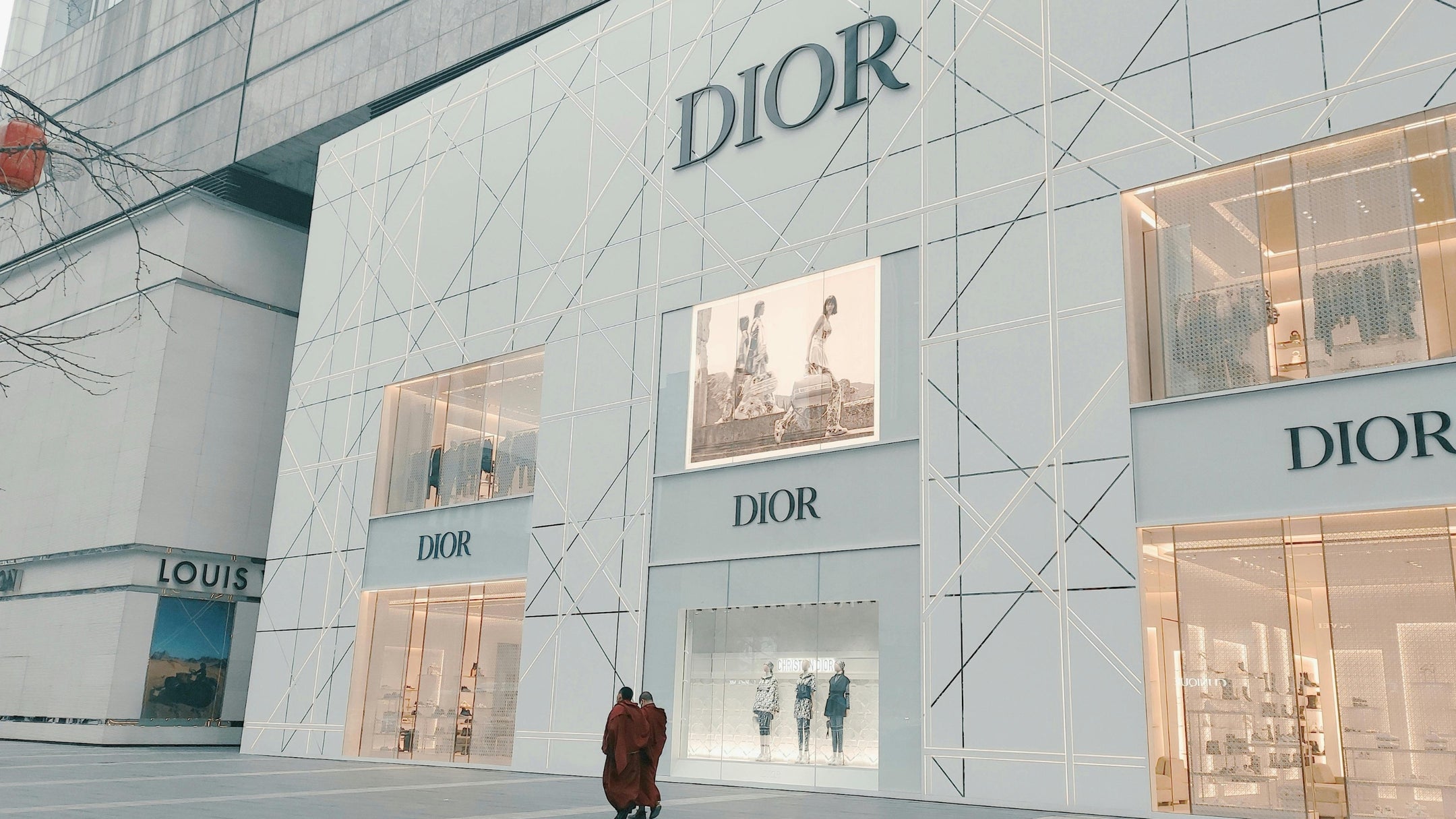 Democratizing Luxury: The Rise of Designer Brands in Online Outlet Shops