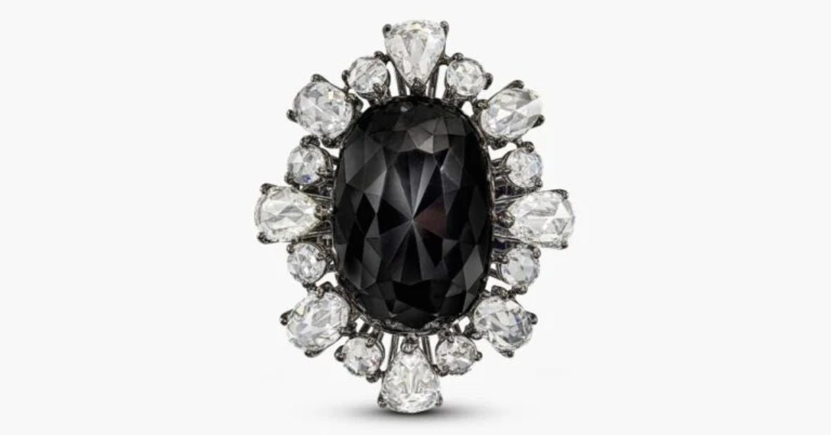 Curated fine jewellery on illustrating the 2026 jewellery boom in luxury fashion