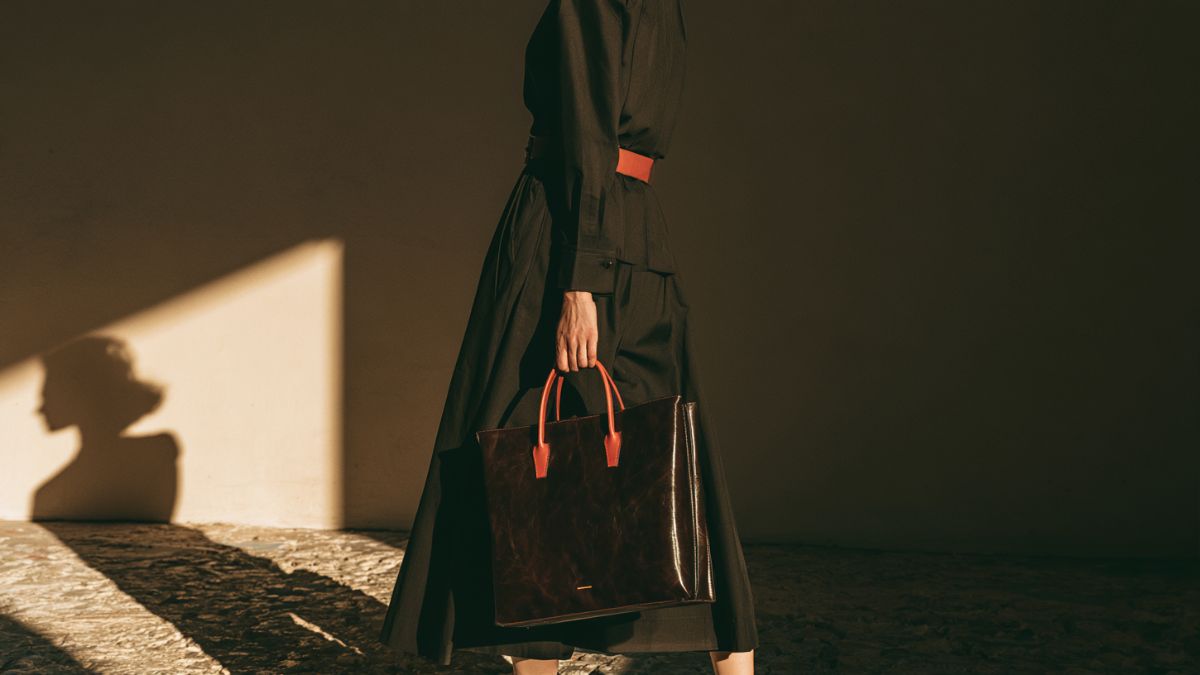 Structured leather tote bag illustrating the investment-grade bag silhouettes that anchor a serious wardrobe