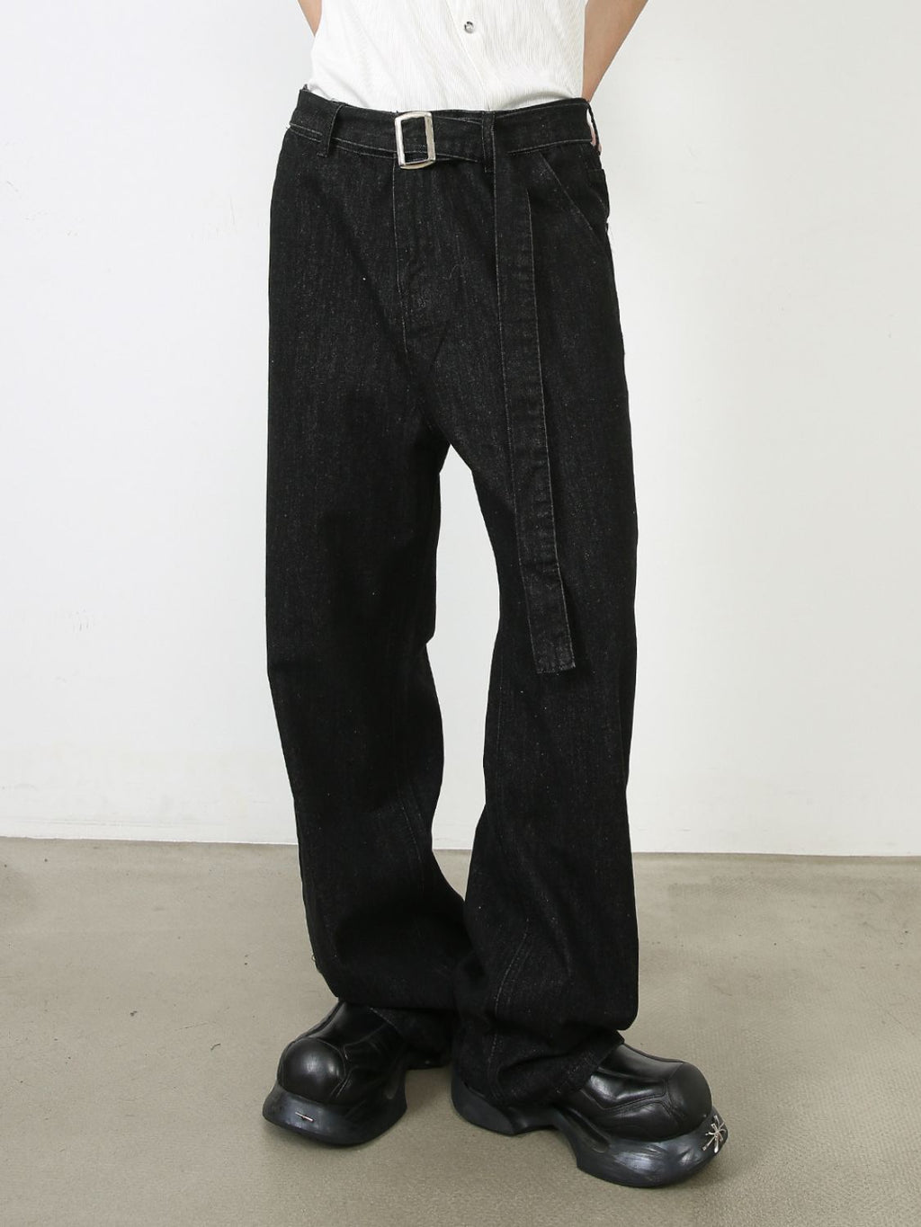 Buy Men's Loose Fit Jeans with Pockets by Faz