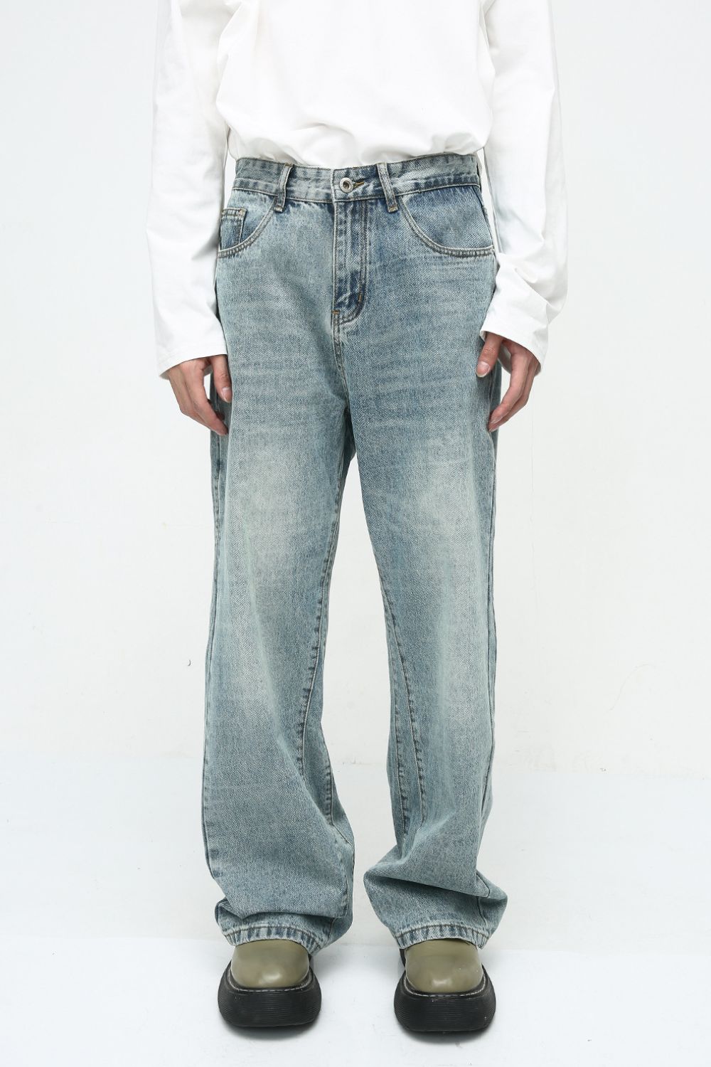 Mid Rise Jeans with Pockets