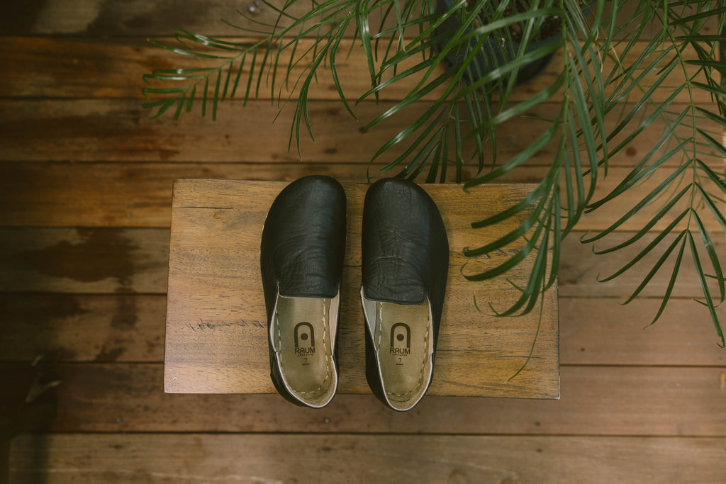 Buy Women's Barefoot Grounding Slip-on Shoes / Ebony by Raum