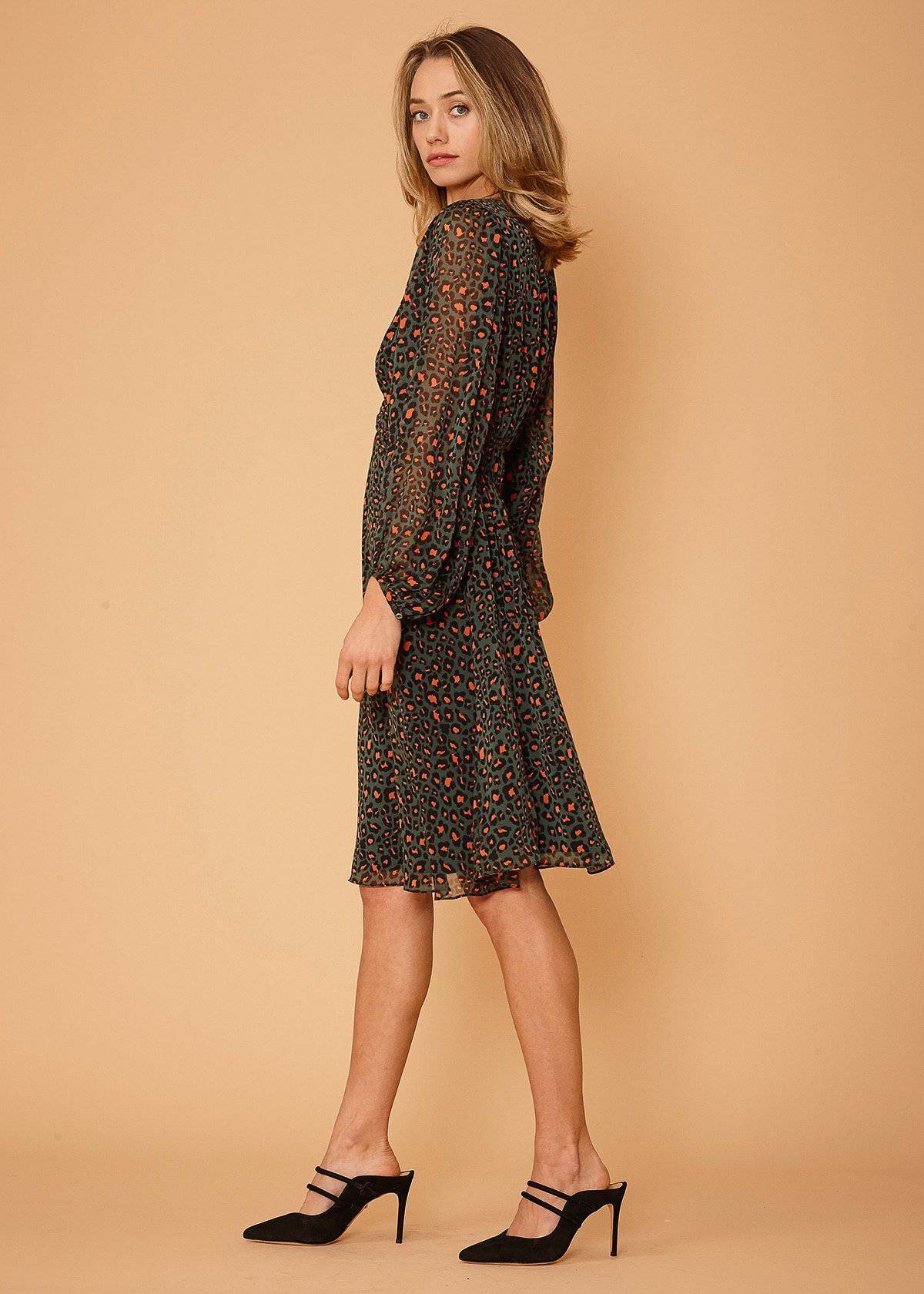 V-neck Midi Dress in Leopard hunt